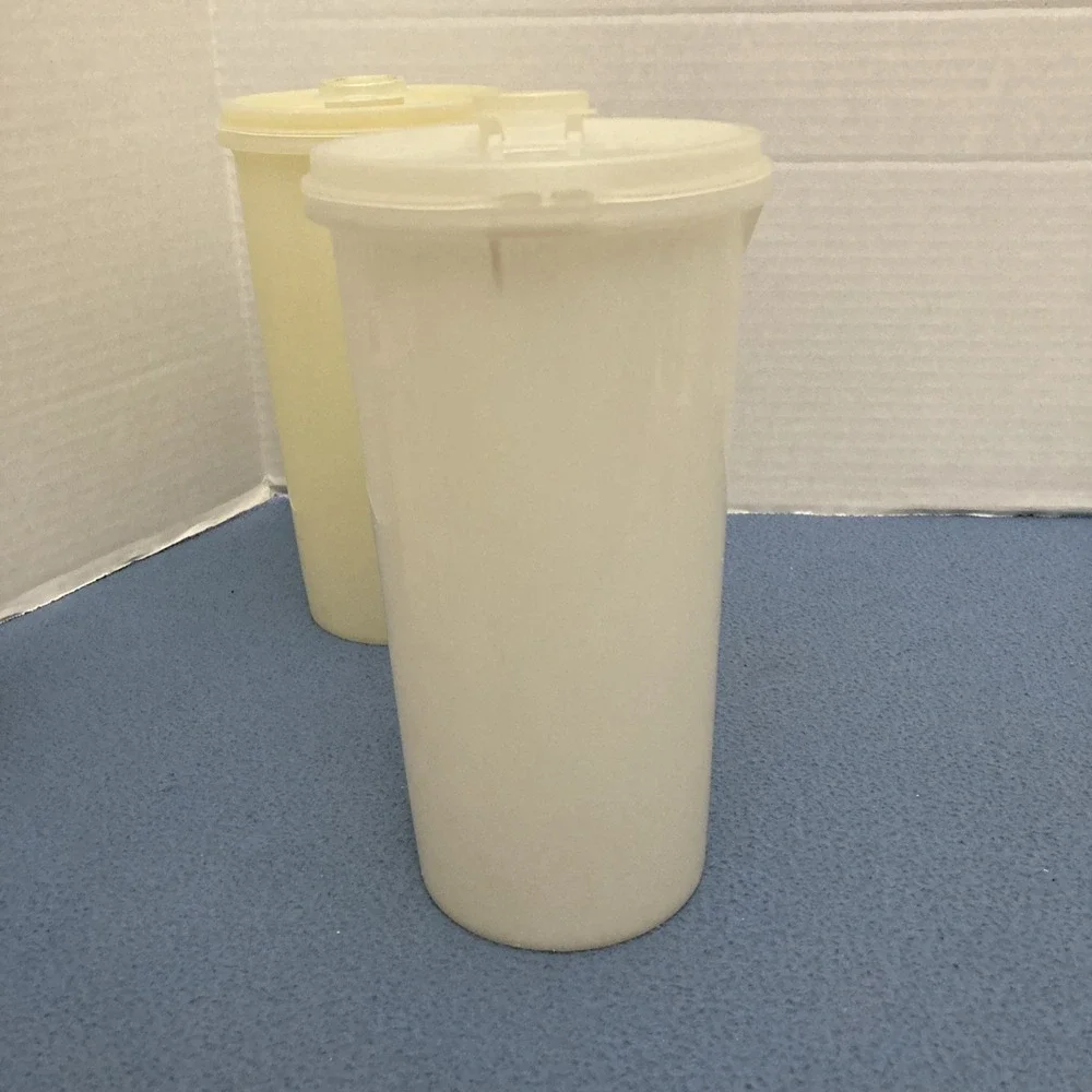 Tupperware Juice Container (Handdlier) 261-10 w/Flip Pour Lid (563-5) - Set of 2